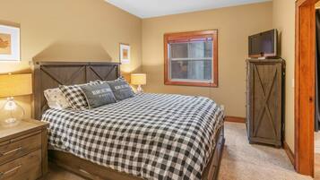 Deluxe Condo, 2 Bedrooms, Hot Tub, Slope side (2 Bedrooms) | 2 bedrooms, individually decorated, individually furnished