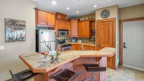 Condo luxo, 2 quartos, banheira de imersão, ao lado da pista de esqui (2 Bedrooms) | Cozinha privada | Micro-ondas, fogão, cafeteira/chaleira, chaleira elétrica