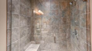 Deluxe-huoneisto, 2 makuuhuonetta, poreamme, rinteen puolella (2 Bedrooms) | Kylpyhuone | Sadesuihkupää, ilmaiset hygieniatuotteet, hiustenkuivaaja, pyyhkeet