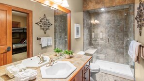 Deluxe-Apartment, 2 Schlafzimmer, Whirlpool, Hanglage (2 Bedrooms) | Badezimmer | Regendusche, kostenlose Toilettenartikel, Haartrockner, Handtücher