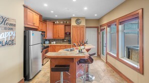 华丽公寓式客房, 2 间卧室, 热水浴缸, 山坡 (2 Bedrooms) | 私人厨房 | 微波炉、烤箱、茶具/咖啡用具、电热水壶