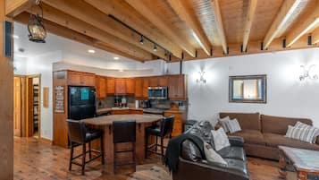 Duplex, 5 Bedrooms, Mountain View, Slope side (5 Bedrooms) | Private kitchen | Microwave, oven, coffee/tea maker, electric kettle