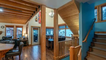 Dupleks, 5 kamar tidur, pemandangan gunung, tepi tebing (5 Bedrooms) | 5 kamar tidur, setrika/meja setrika, dan seprai linen