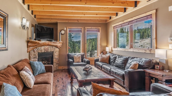 50-inch TV with cable channels, fireplace, video-game console - Forest Lane Hideaway - Luxurious Family Friendly Home with Private Hot Tub (Beaverdell)
