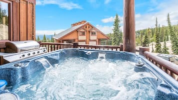 Duplex, 5 Bedrooms, Mountain View, Slope side (5 Bedrooms) | Outdoor spa tub