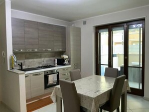 Fridge, microwave, oven, stovetop - Appartamento Ampio e Luminoso (Lecce)