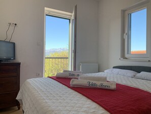 3 bedrooms, iron/ironing board, free WiFi, bed sheets