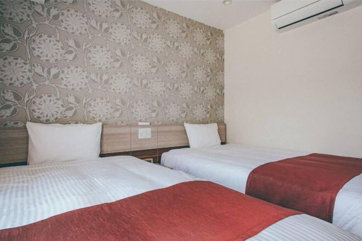 Escrivaninha, espaço de trabalho para notebook, cortinas blackout