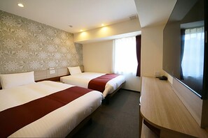 Desk, laptop workspace, blackout drapes, soundproofing - Kuretake Inn Premium Shizuoka ANNEX (Shizuoka)