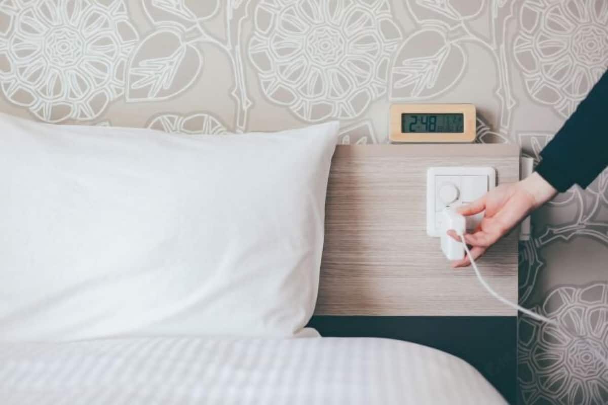 Escrivaninha, espaço de trabalho para notebook, cortinas blackout