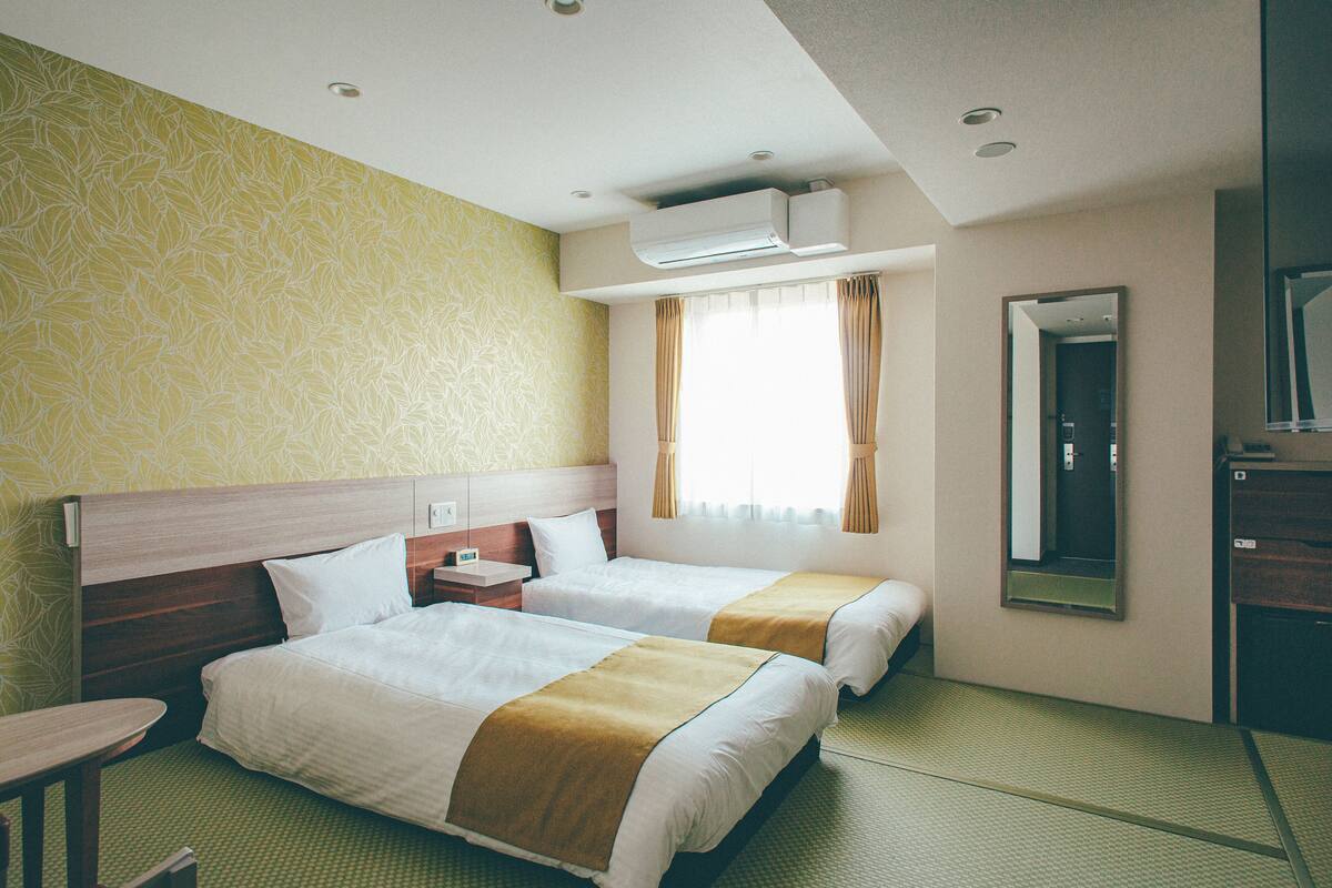 Deluxe Twin Room | Desk, laptop workspace, blackout drapes, soundproofing