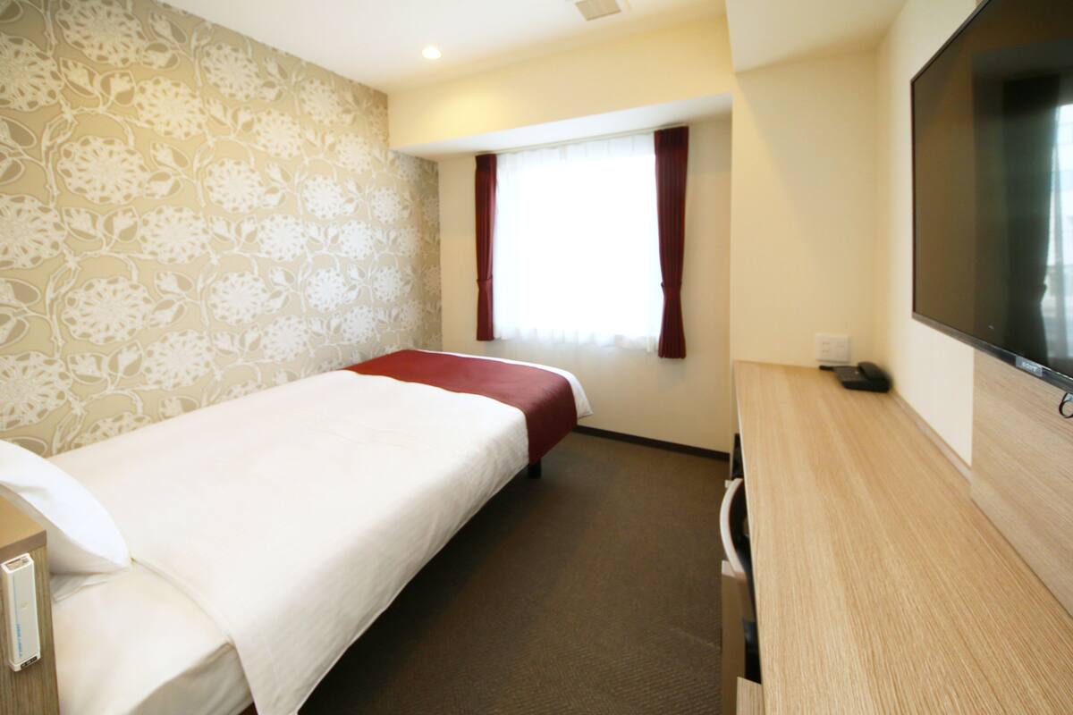 Single Room | Desk, laptop workspace, blackout drapes, soundproofing
