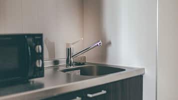 Eenpersoonskamer | Een bureau, een laptopwerkplek, verduisterende gordijnen