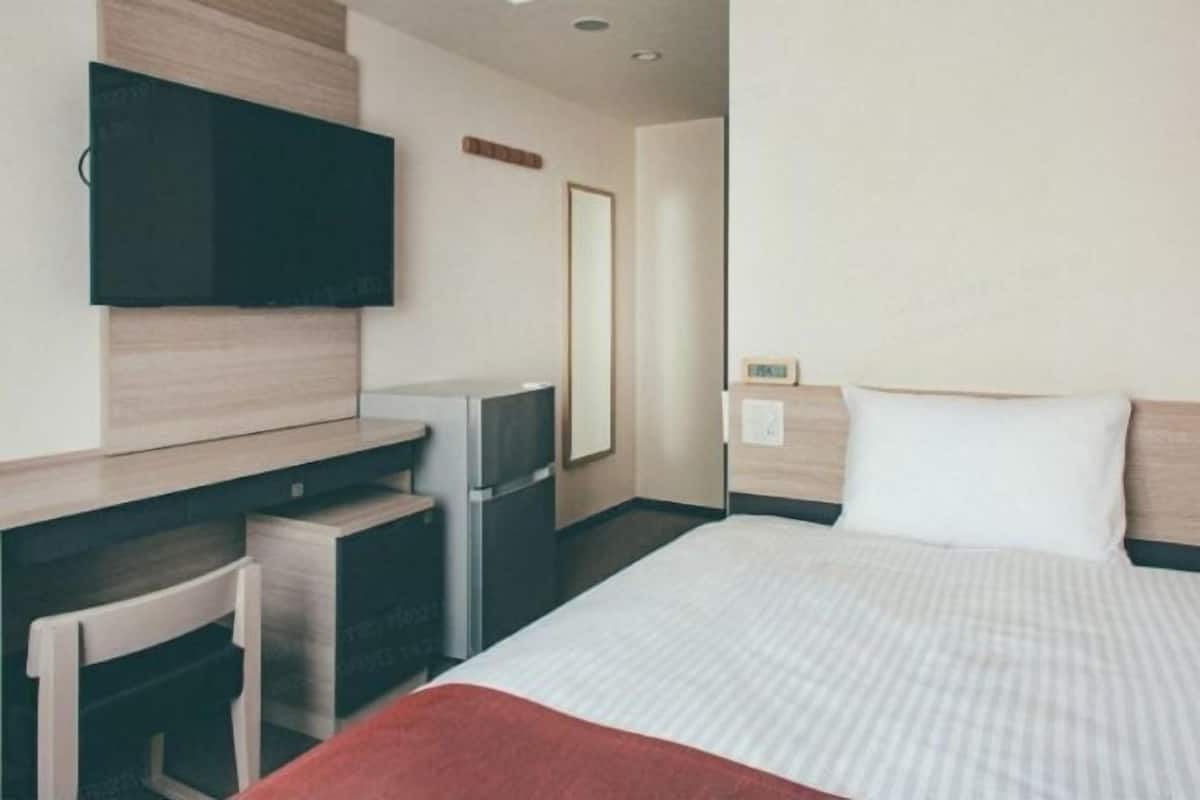 Escrivaninha, espaço de trabalho para notebook, cortinas blackout