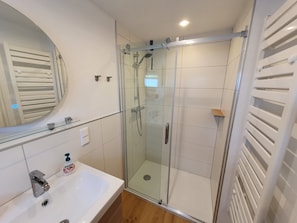 Bruser, hårtørrer, Toiletpapir