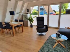 Dining - Roof-only house "Murmel 4", charging station f. Electric cars, fireplace, beach chair, WLAN (Wittmund)