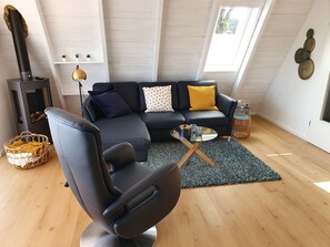 Smart-TV, peis, bøker og stereoanlegg