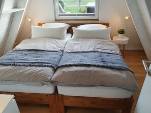 2 soverom, strykejern/-brett, reiseseng for barn og wi-fi (inkludert)