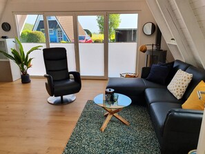 Smart-tv, eldstad, böcker och en stereo