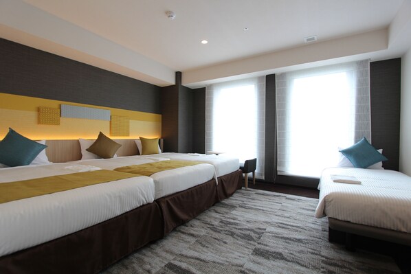 Chambre familiale avec lits jumeaux, non-fumeur | Coffre-fort, fer et planche à repasser, accès au Wi-Fi (inclus)