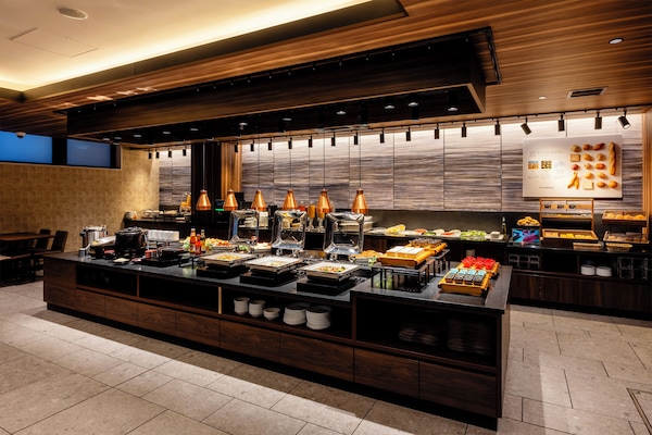 Daily buffet breakfast (JPY 2200 per person)