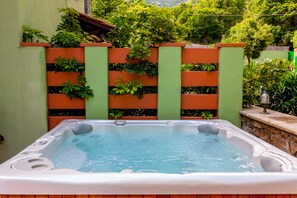 Outdoor spa tub - Villas Arhontika Red, Nestled in Chestnut Forest in Cretan Mountainside (Elos)