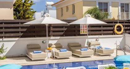 Contempory, bright and spacious villa a couple of minutes walk from Malama beach!!