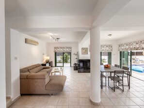 TV - Contempory, bright and spacious villa a couple of minutes walk from Malama beach!! (Paralimni)