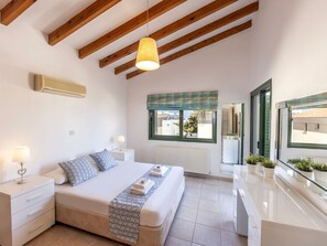 4 bedrooms, iron/ironing board, travel crib, WiFi - Contempory, bright and spacious villa a couple of minutes walk from Malama beach!! (Paralimni)