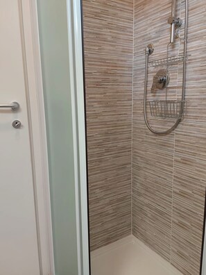 Shower - Serena 2-9 Two rooms apartments in the centre, with air conditioning and large terrace (Comacchio)