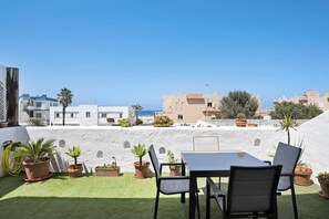 Outdoor dining - Apartment Duplex con vistas al mar Near the Beach with Sea View, Wi-Fi & Terrace (Tarifa)