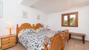 2 bedrooms, iron/ironing board, free WiFi, bed sheets