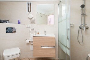 Regadera, secadora de cabello, toallas 