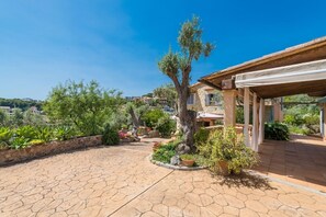 Property grounds - Villa Can Baixo with Sea Views, Wi-Fi, Garden & Shared Pool (Puerto de Sóller)