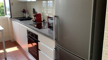 Frigorifero, microonde, piano cottura, lavastoviglie