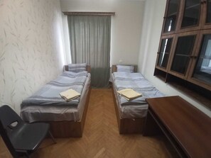 Standard Twin Room | Free WiFi - Azhdahak Guesthouse (Geghashen)