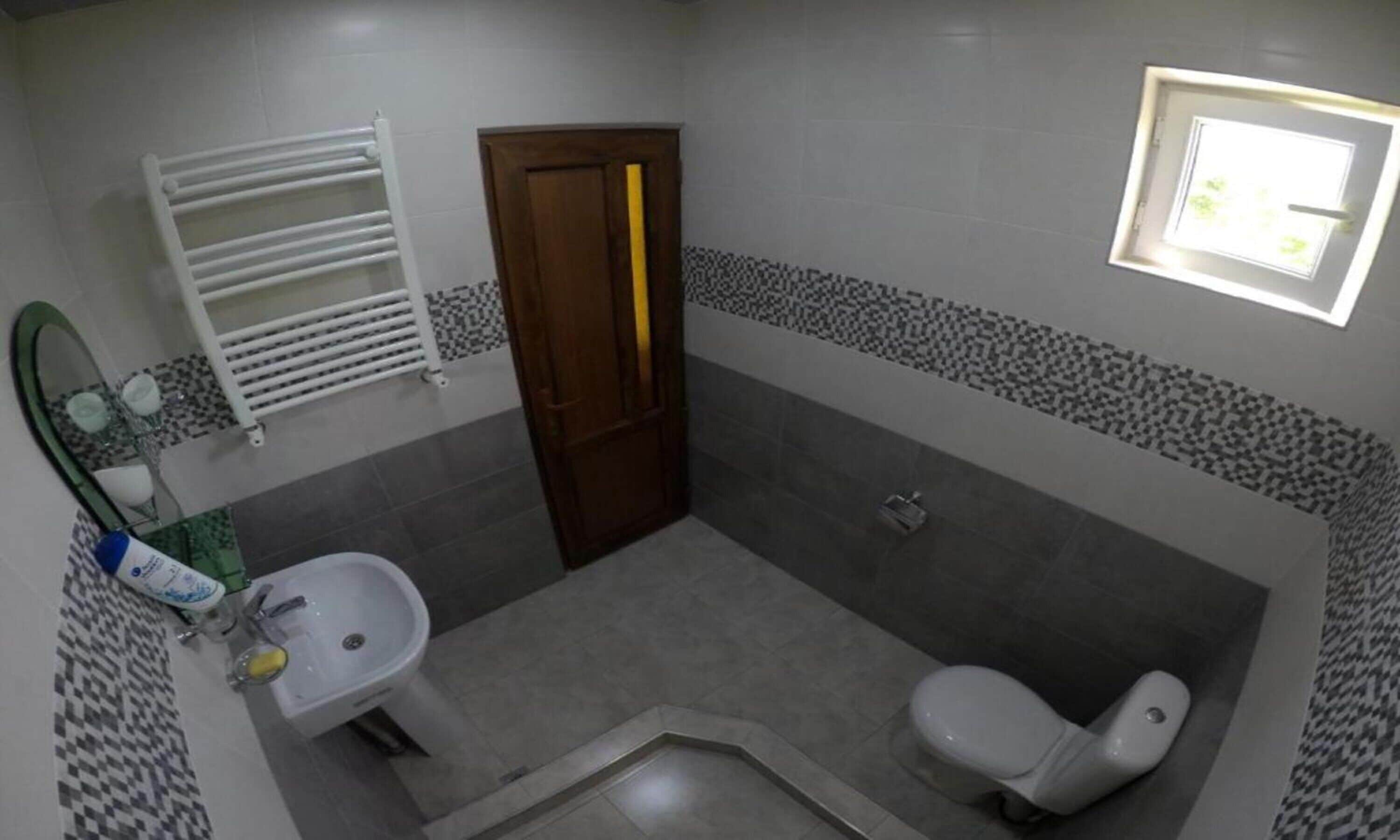 Shower, free toiletries