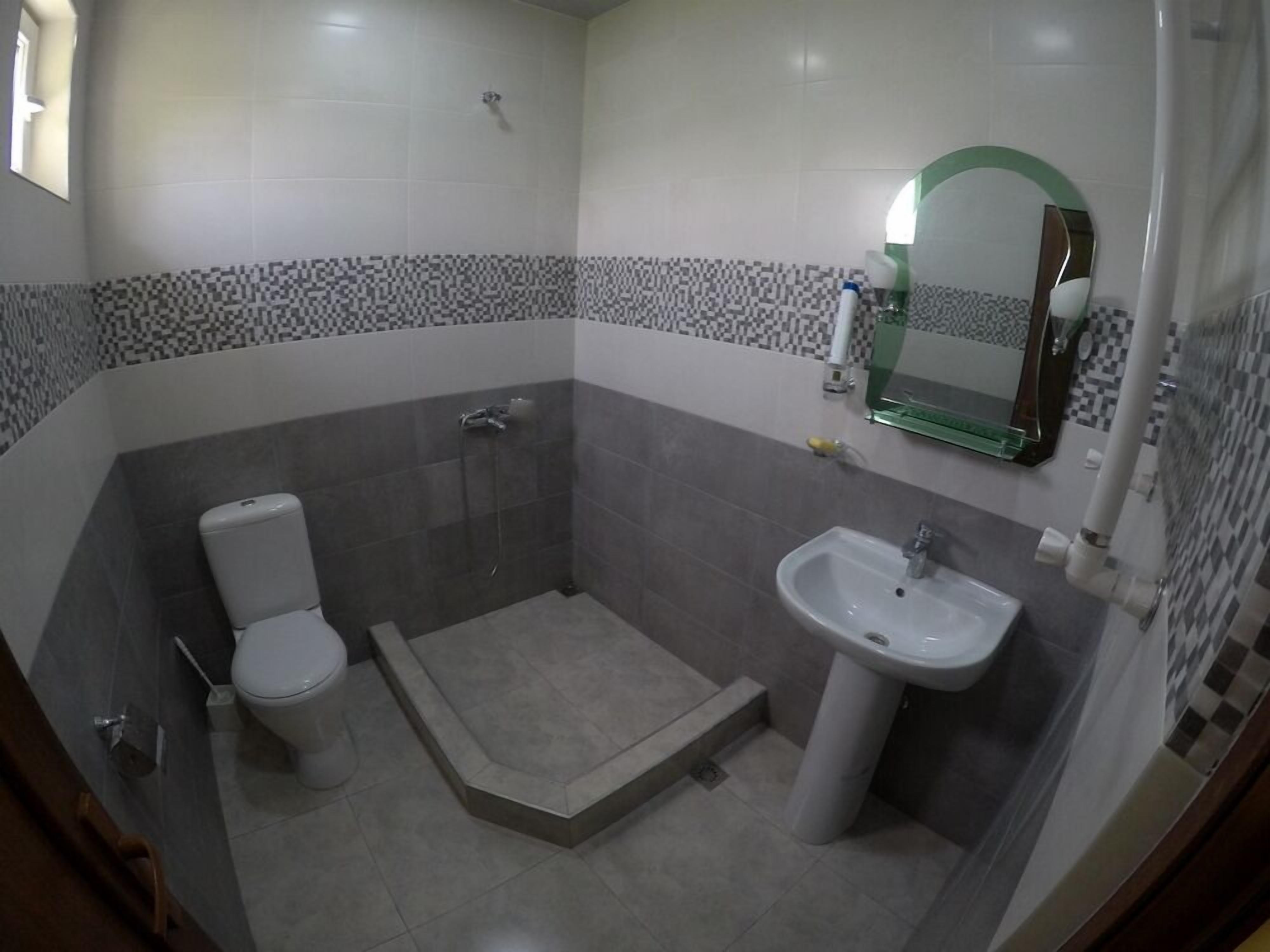Regadera y amenidades de baño gratuitas 