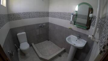 Regadera y amenidades de baño gratuitas