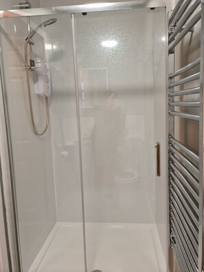 Dusche, Haartrockner, HandtĂŒcher, Seife