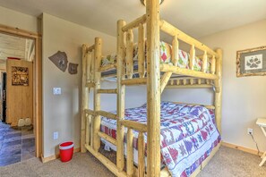 3 bedrooms, iron/ironing board, Internet, bed sheets - Sun-Soaked Fairplay Retreat w/ Private Deck! (Fairplay)