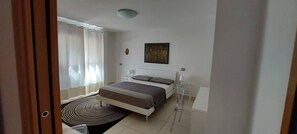 2 chambres, fer et planche à repasser, lit de bébé portatif