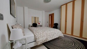 2 habitaciones, tabla de planchar con plancha y cuna de viaje 