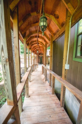 Stay in the Treehouse Lodge! Hot tub, game room, fire place, wrap around porch! 