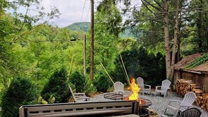 Ein Whirlpool mit Feuerstelle und Sitzgelegenheit im Freien.