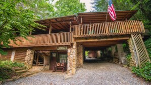 Eine Lodge mit Holzbalkon und einer amerikanischen Flagge.