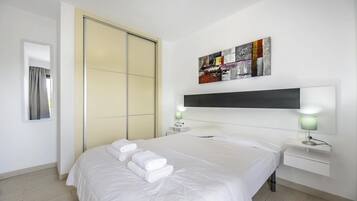 2 dormitorios, tabla de planchar con plancha, Internet y ropa de cama