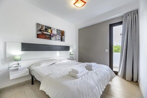 2 slaapkamers, een strijkplank/strijkijzer, internet, beddengoed