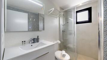 Shower, towels, shampoo