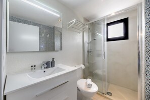 シャワー、タオル、シャンプー